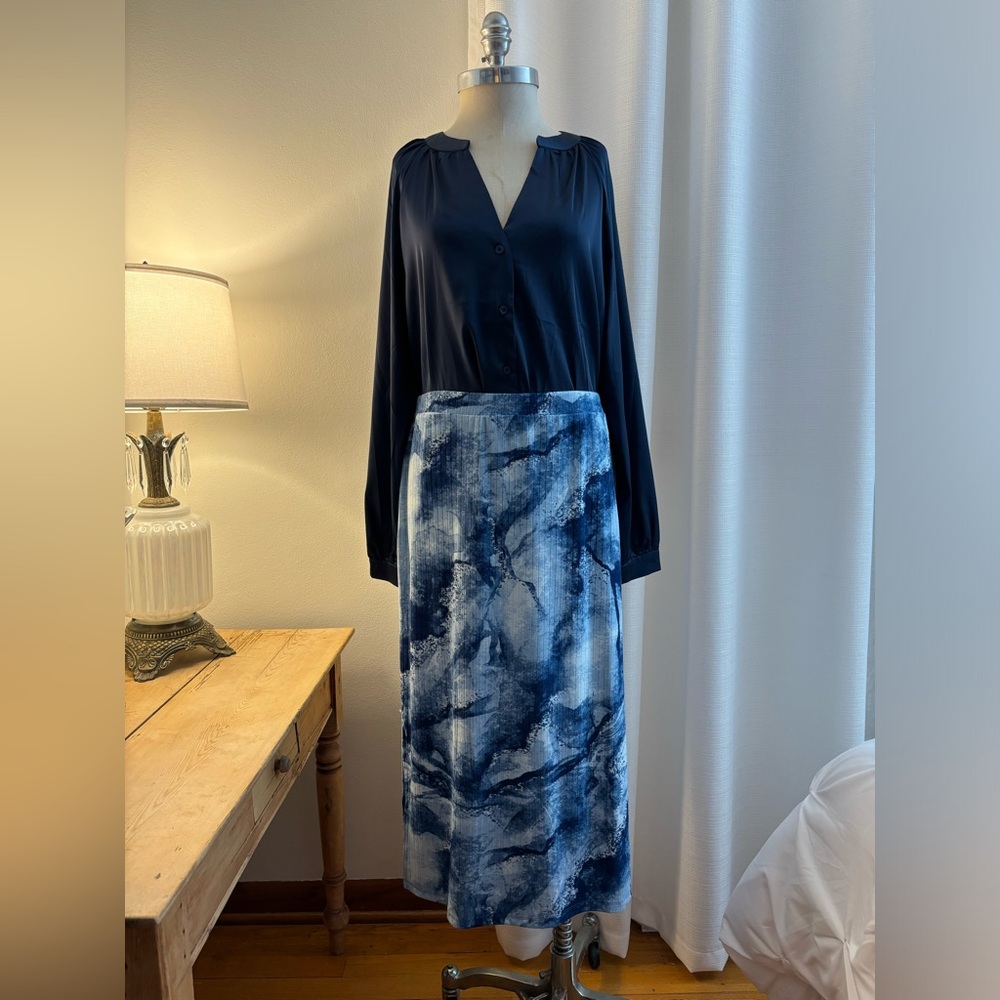 LulaRoe "Violet" Skirt Blue Marble print,  size large. NWT